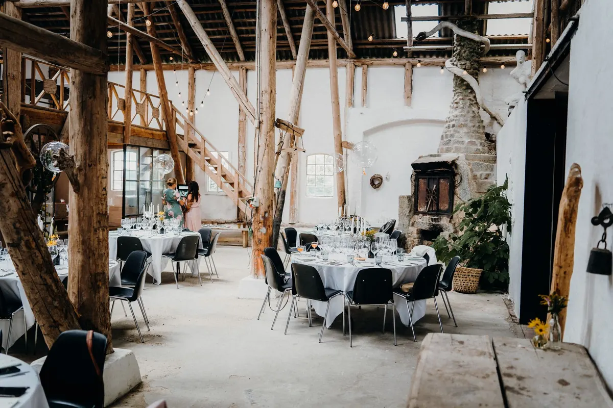 How to Choose a Dining Table for a Barn Conversion: Size, Shape and Material